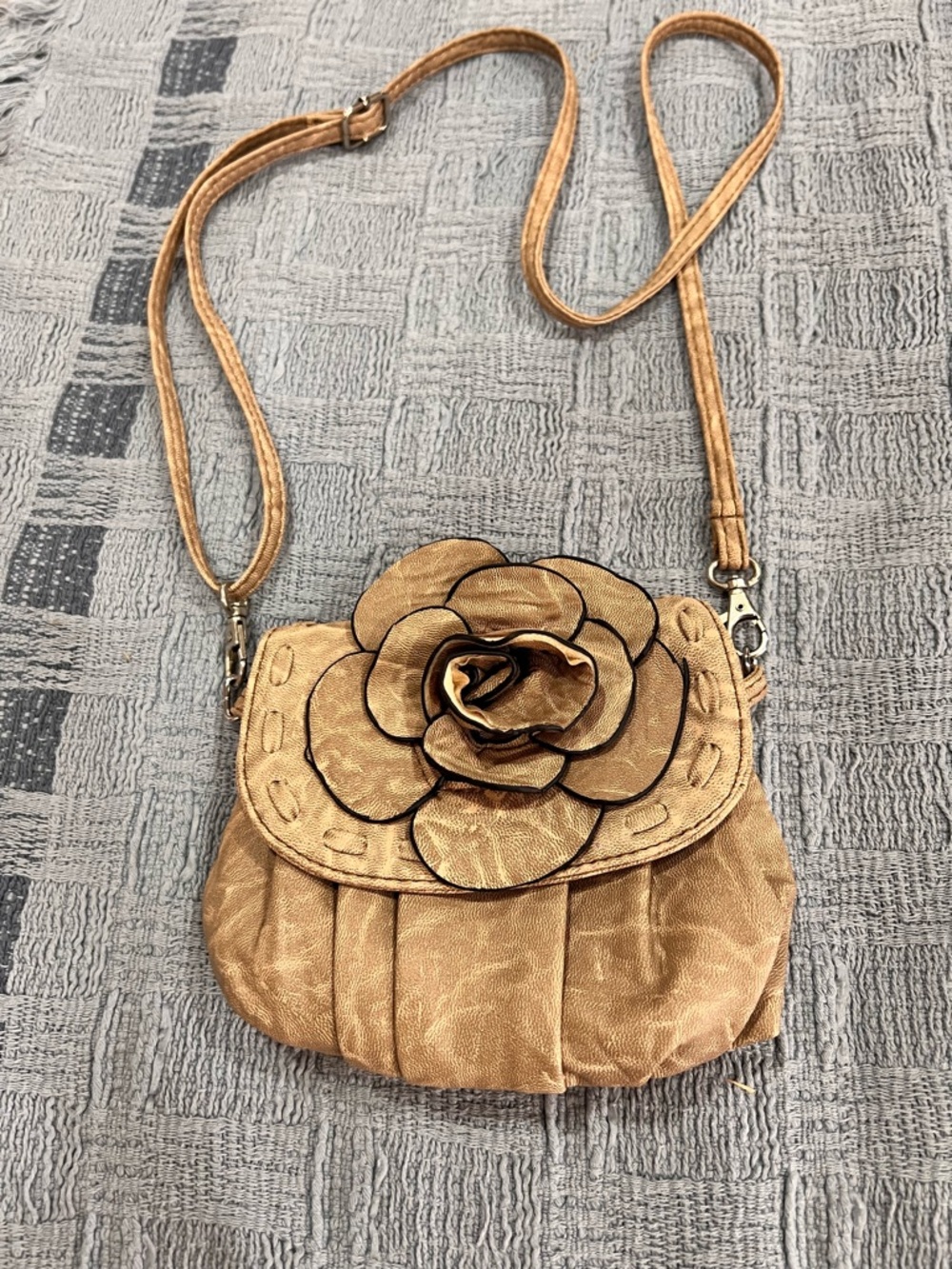 Gold Rose Appliqué Crossbody Bag – Feminine Everyday Style